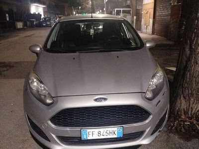 Usata Ford Fiesta 75 CV (55 kW) 2016 Argento Berlina
