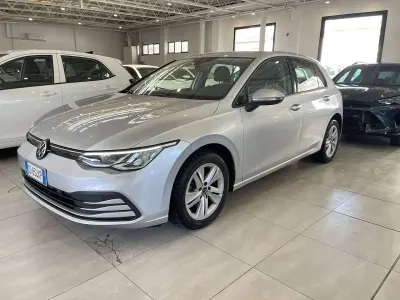Usata VW Golf VIII Life 116 CV (85 kW) 2021 Argento Berlina