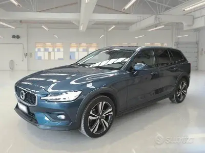 Usata Volvo V60 CC Business Edition 250 CV (183 kW) 2021 Blu/azzurro Station wagon
