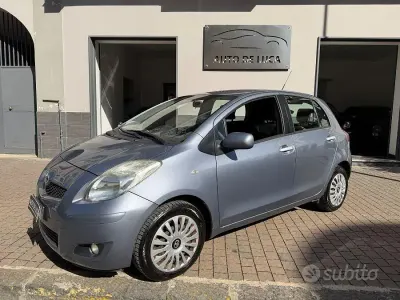 Begagnad Toyota Yaris Lounge 99 HK (72 kW) 2011 Blå Halvkombi