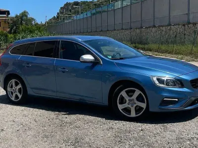Usata Volvo V60 R-Design Momentum 203 CV (149 kW) 2014 Bluazzurro Station wagon