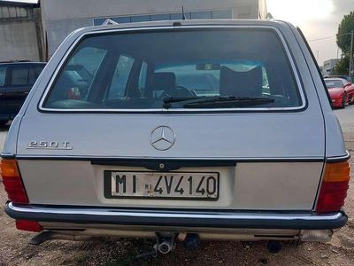Grigio Usata 1984 Mercedes 200 Station wagon | 9000 €