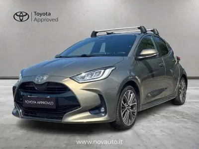 Usata Toyota Yaris Hybrid Lounge 131 CV (96 kW) 2024 Grigio Berlina