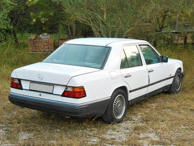 Begagnad Mercedes E200 122 HK (89 kW) 1987