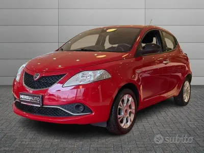 Usado Lancia Ypsilon Gold 69 CV (50 kW) 2017 Rojo Utilitario