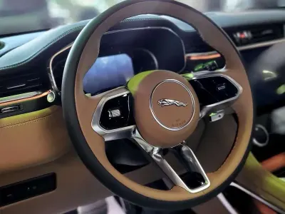 Usata Jaguar F-Pace R-Dynamic 163 CV (119 kW) 2022 Grigio SUV