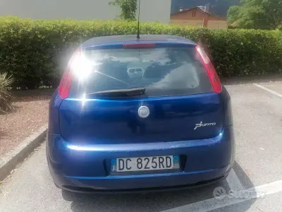 Usata Fiat Grande Punto Emotion 90 CV (66 kW) 2006 Bluazzurro Utilitaria