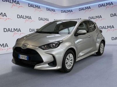 Usata Toyota Yaris Hybrid Active 116 CV (85 kW) 2025 Silver metallic Berlina
