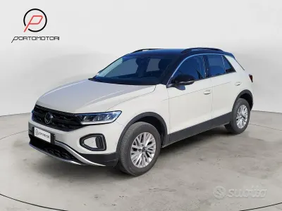 Usata VW T-Roc Life 150 CV (110 kW) 2024 Giallo SUV