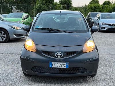 Usado Toyota Aygo Sol 67 HP (49 kW) 2006 Azul Citadino