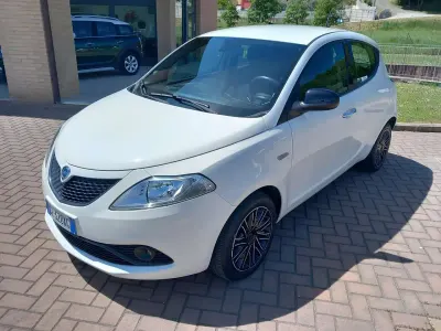 Gebraucht Lancia Ypsilon Gold 69 PS (50 kW) 2021 Weiß Kleinwagen