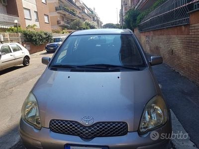 Usata Toyota Yaris Sol 69 CV (50 kW) 2005 Grigio Berlina