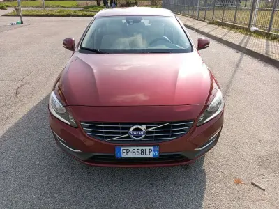 Usata Volvo V60 Momentum 150 CV (110 kW) 2013 Rosso Station wagon
