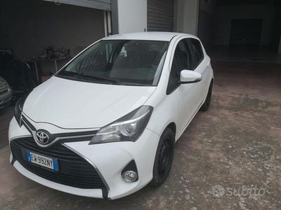 Usata Toyota Yaris 101 CV (74 kW) 2014 Bianco Utilitaria
