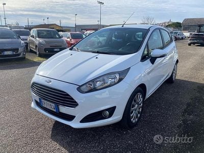 Usata Ford Fiesta 75 CV (55 kW) 2013 Bianco Utilitaria