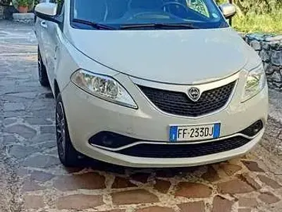 Usata Lancia Ypsilon 80 CV (58 kW) 2016 Grigio Utilitaria