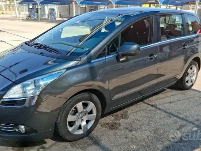 Usata Peugeot 5008 109 CV (80 kW) 2010 Grigio Monovolume