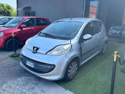 Usata Peugeot 107 68 CV (50 kW) 2005 Argento Utilitaria