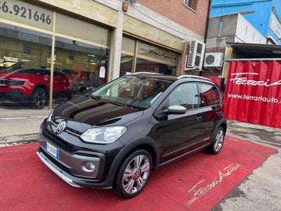 Usata VW cross up! 75 CV (55 kW) 2018 Nero Utilitaria