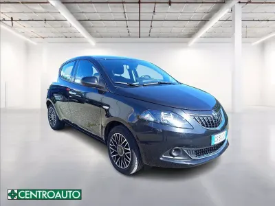 Usata Lancia Ypsilon Gold 70 CV (51 kW) 2024 Nero pastello Utilitaria