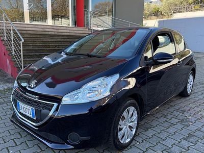 Nero Usata 2015 Peugeot 208 Allure Utilitaria | 6850 € (Buon prezzo)