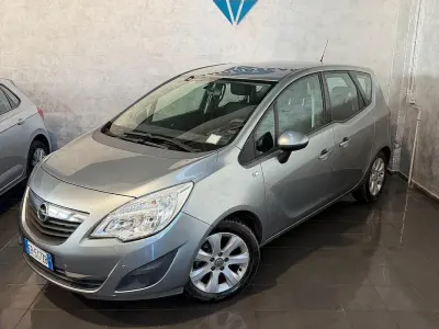 Usado Opel Meriva 101 CV (74 kW) 2013 Gris Monovolumen