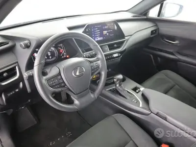 Usata Lexus UX 184 CV (135 kW) 2024 Sonic grey SUV