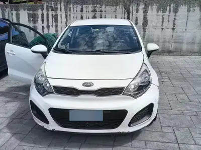 Usata Kia Rio 75 CV (55 kW) 2011 Bianco Berlina