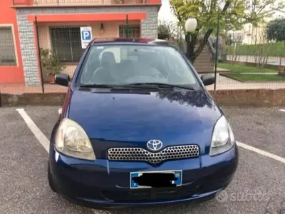 Usata Toyota Yaris 68 CV (50 kW) 2000 Bluazzurro Utilitaria