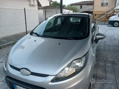 Usata Ford Fiesta 96 CV (70 kW) 2009 Grigio Utilitaria
