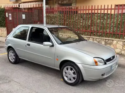 Usata Ford Fiesta 75 CV (55 kW) 2000 Grigio Utilitaria