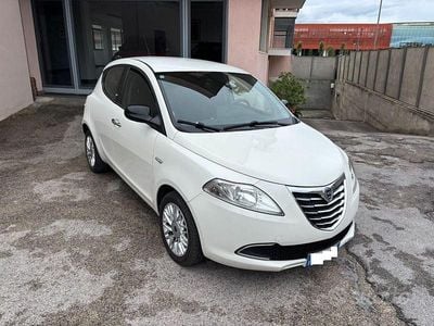 Begagnad Lancia Ypsilon Gold 95 HK (69 kW) 2014 Vit Halvkombi