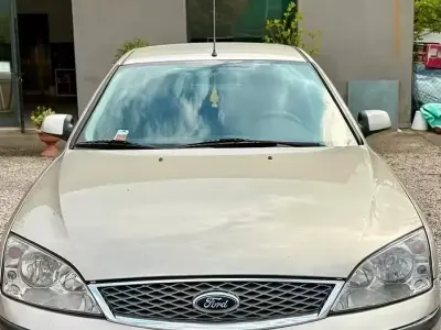 Begagnad Ford Mondeo 155 HK (114 kW) 2005 Gul Sedan