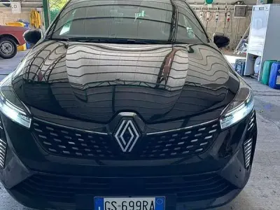 Käytetty Renault Clio V Techno 101 HP (74 kW) 2023 Musta Sedan