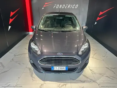 Usata Ford Fiesta Titanium 96 CV (70 kW) 2015 Grigio Utilitaria