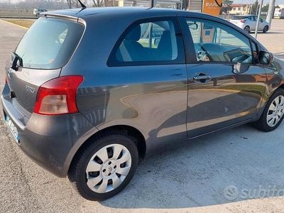 Usata Toyota Yaris 69 CV (50 kW) 2008 Grigio Utilitaria