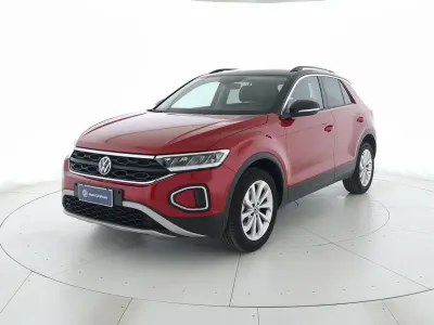 Usata VW T-Roc Life 110 CV (80 kW) 2023 Kings red metallizzato nero SUV