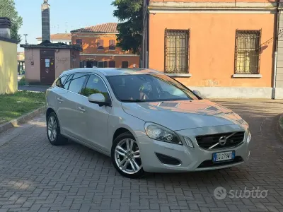Usata Volvo V60 R-Design 215 CV (158 kW) 2011 Grigio Station wagon