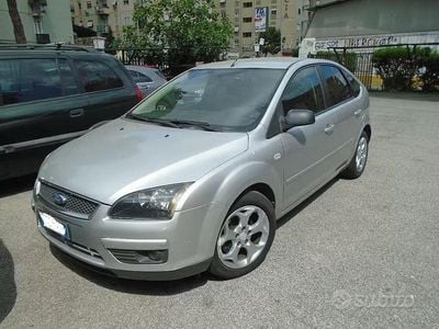 Begagnad Ford Focus 90 HK (66 kW) 2007 Gul Halvkombi