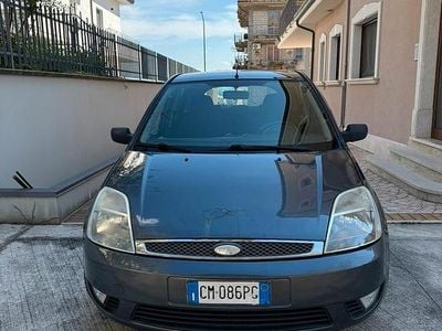 Usata Ford Fiesta 68 CV (50 kW) 2004 Grigio Utilitaria