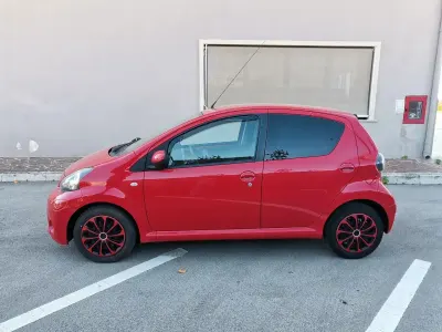 Usata Toyota Aygo Connect Style 68 CV (50 kW) 2012 Marrone Utilitaria