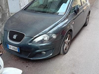 Usado Seat Leon 105 HP (77 kW) 2011 Cinzento Sedan
