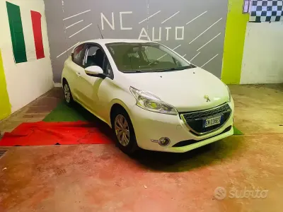 Usata Peugeot 208 Allure 68 CV (50 kW) 2012 Bianco Utilitaria
