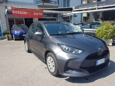 Usata Toyota Yaris Hybrid Active 92 CV (67 kW) 2025 Grigio Berlina