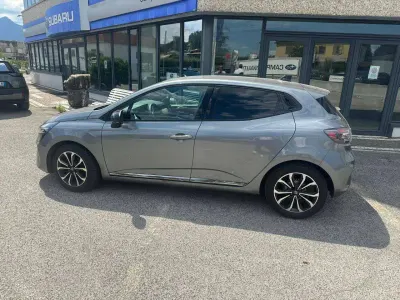 Usata Renault Clio V Techno 101 CV (74 kW) 2024 Grigio Berlina