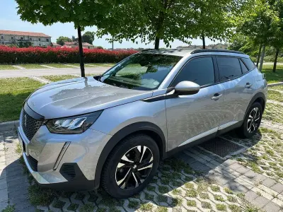 Usata Peugeot 2008 Allure 110 CV (80 kW) 2022 Argento SUV
