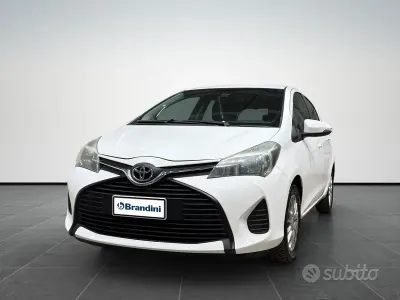 Usata Toyota Yaris Active 69 CV (50 kW) 2016 Galpine white Berlina