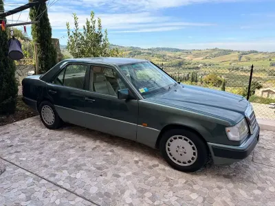 Usata Mercedes E200 122 CV (89 kW) 1991 Verde Berlina