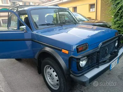 Usata Lada niva 81 CV (59 kW) 2005 Bluazzurro SUV