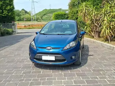 Usata Ford Fiesta 92 CV (67 kW) 2010 Blu Berlina